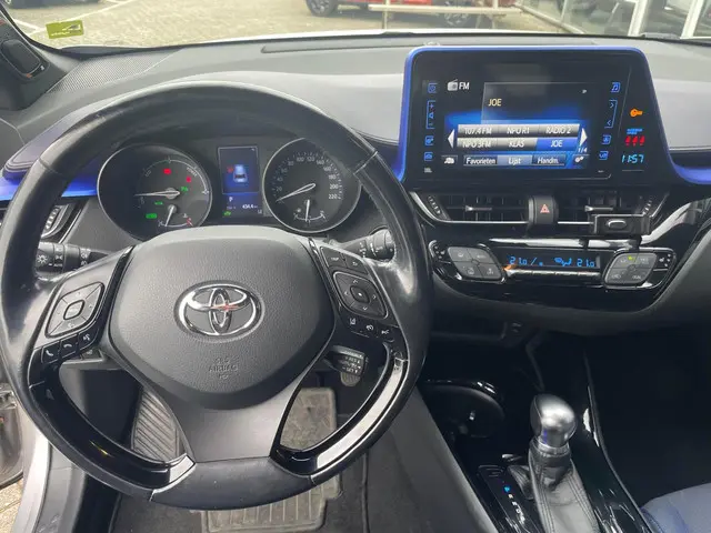 Toyota C-HR 1.8 Hybrid Bi-Tone Plus 2017 Hybride Benzine 8