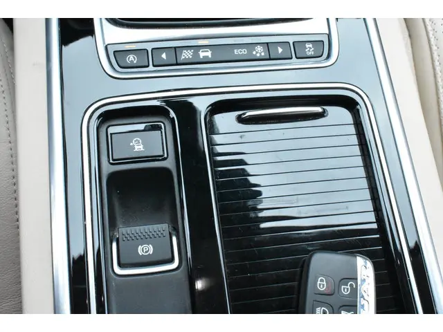 Jaguar XF 2.0 Portfolio 2016 Benzine 19