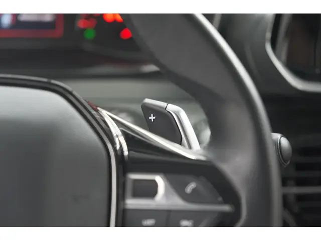 Peugeot 2008 PureTech 130 EAT8 Allure 2021 Benzine 30