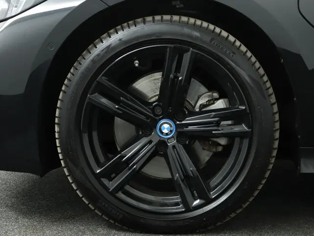 BMW 3 Serie 330e 2024 Hybride Benzine 32