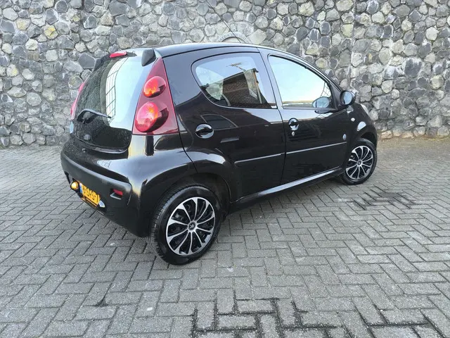 Peugeot 107 1.0 Envy 2013 Benzine 29