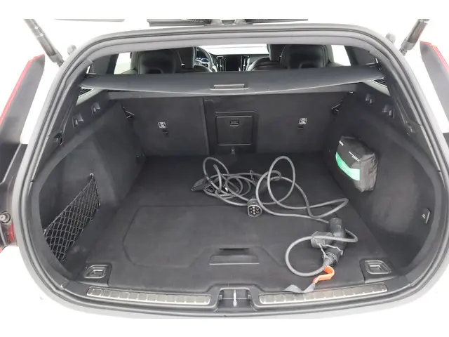 Volvo V60 T8 Recharge R-Design 2022 Hybride Benzine 33