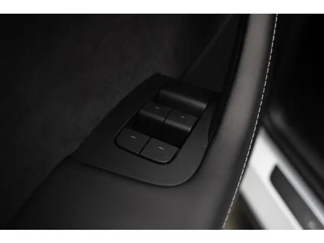 Tesla Model Y Long Range AWD 75 kWh 2023 Elektrisch 17