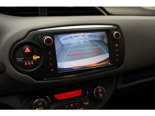 Toyota Yaris 1.3 VVT-i[5-Deurs Leder Navi] 2016 Benzine 5