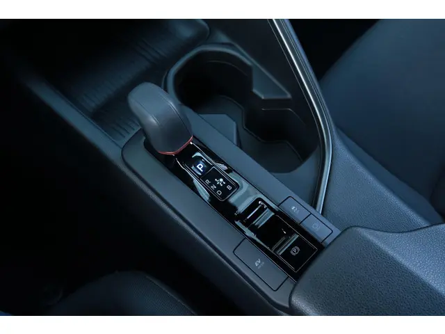 Toyota C-HR 1.8 Hybrid 140 Dynamic, 2024 Hybride Benzine 34