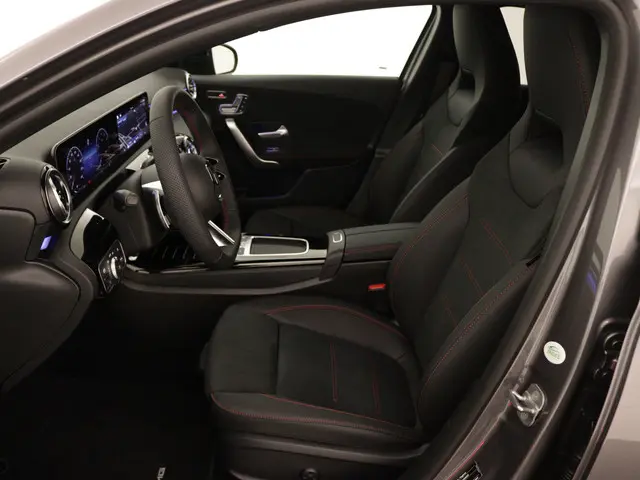 Mercedes-Benz A-Klasse 200 AMG Line 2024 Benzine 14
