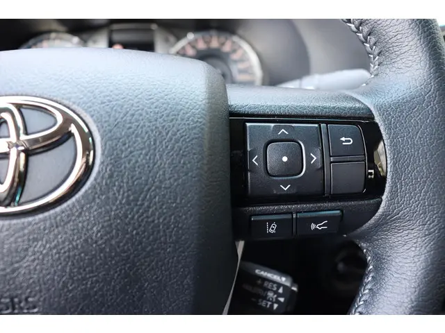 Toyota Hilux 2.4 D-4D Double Cab Challenger 2024 Diesel 24