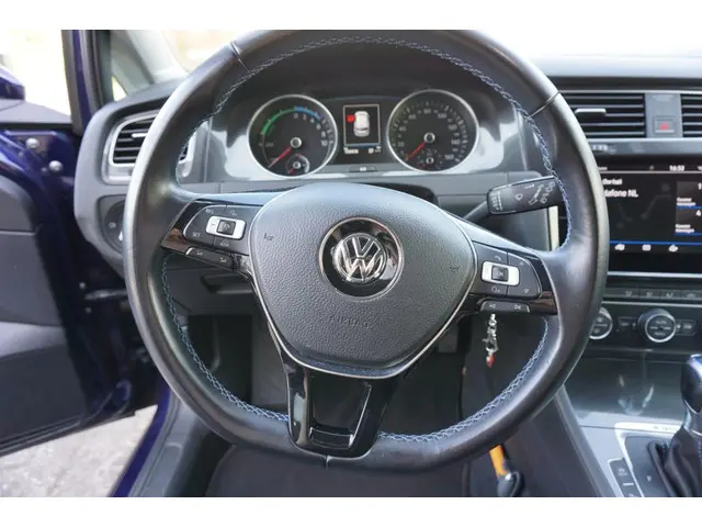 Volkswagen e-Golf Blauw 2017 2017 Elektrisch 10