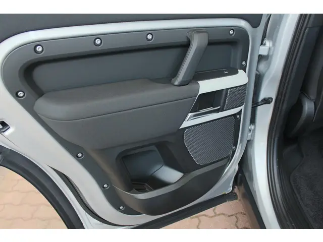 Land Rover Defender D240 110 S 7 Seater 2020 Diesel 19