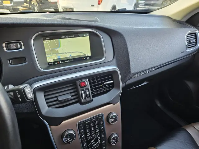 Volvo V40 Cross Country 2.0 D4 Summum 2016 Diesel 18