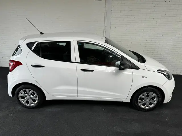 Hyundai i10 1 JAAR APK (motor rookt ) 2016 Benzine 5