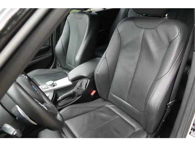 BMW 3 Serie Touring 320i 2017 Benzine 19