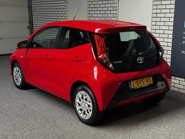 Toyota Aygo 1.0 VVT-i x-play automaat 2021 Benzine 4