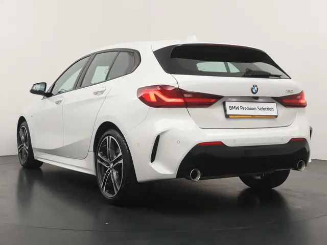 BMW 1 Serie 120i Executive 2022 Benzine 8