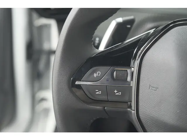 Peugeot 2008 PureTech 130 EAT8 Allure 2023 Benzine 37