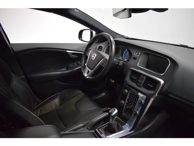 Volvo V40 T3 150pk R-Design 2015 Benzine 18