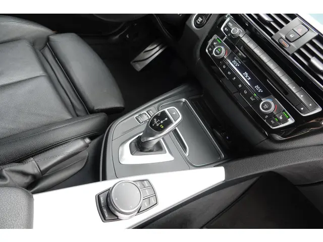 BMW 3 Serie Touring 320i 2017 Benzine 21