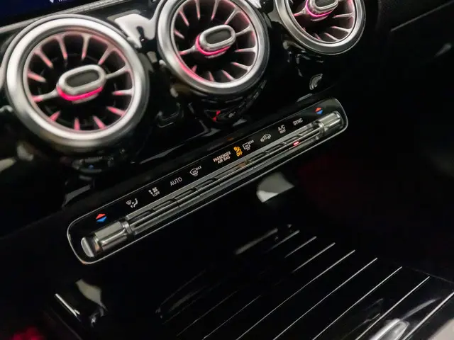 Mercedes-Benz A-Klasse 180 AMG Sport 2019 Benzine 35