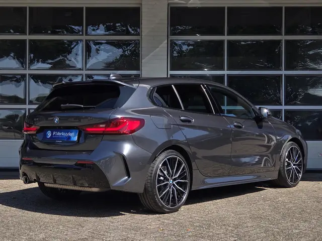 BMW 1 Serie 118i High Executive Edition 2019 Benzine 8