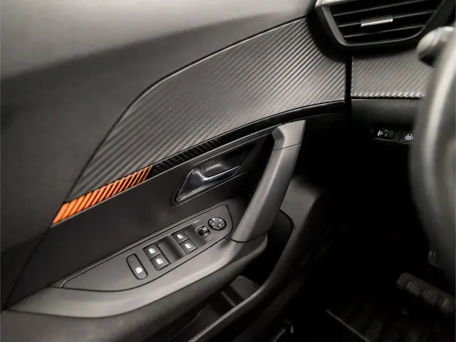 Peugeot 2008 1.2 PureTech Sport 2021 Benzine 21