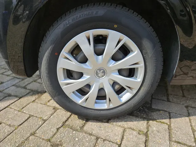 Peugeot 208 1.2 PureTech NAVI TEL PDC CC 2018 Benzine 6