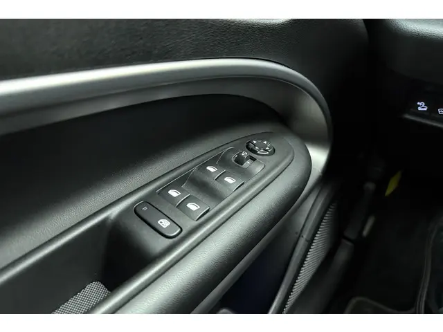 Jeep Avenger 1.2 e-Hybrid Summit 2025 Hybride Benzine 24