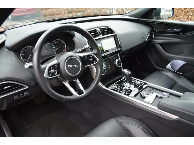 Jaguar XE 2.0 P250 SE 2020 Benzine 10