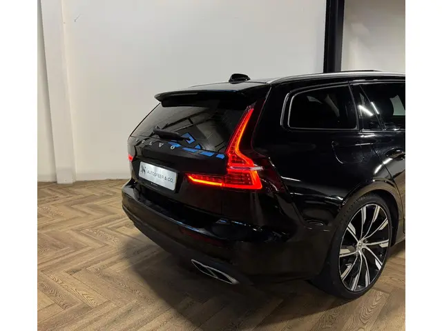 Volvo V60 2.0 D4 Momentum PANO CAM KEYLESS 2018 Diesel 4