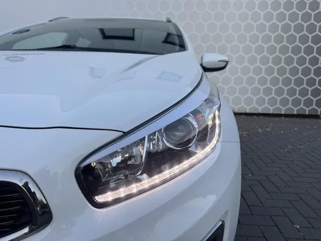 Kia cee'd Sportswagon 1.6 GDI ExecutiveLine 2015 Benzine 28