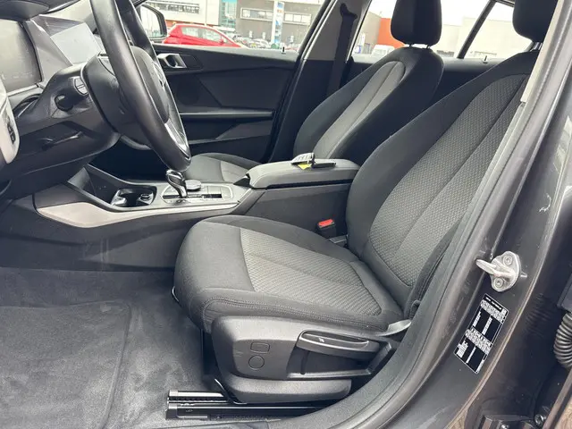 BMW 1 Serie 118i Executive Edition 2021 Benzine 17