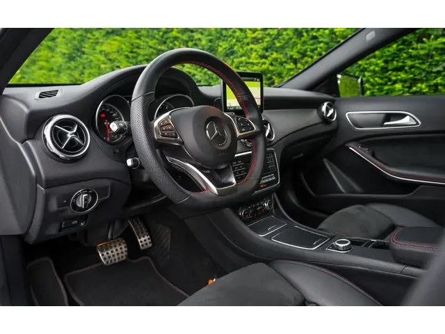 Mercedes-Benz GLA 180 AMG 2019 Benzine 4