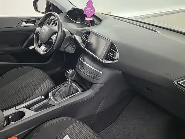 Peugeot 308 1.2 PureTech Executive 2020 Benzine 7