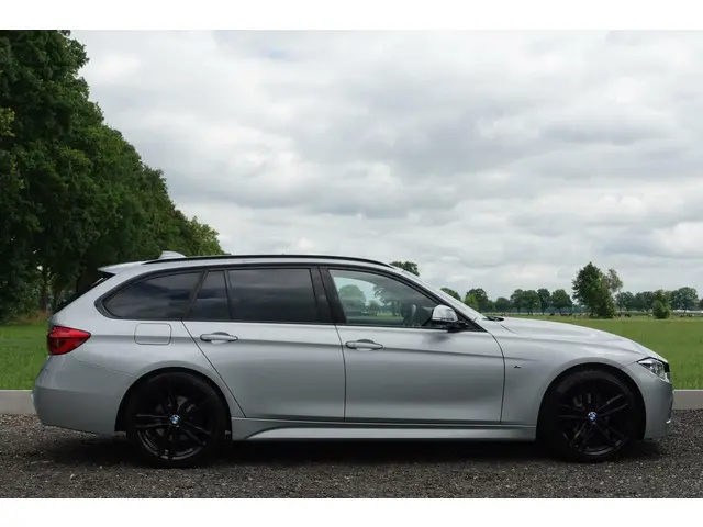 BMW 3 Serie Touring 320i 2017 Benzine 11