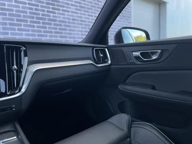 Volvo S60 2.0 B4 Plus Dark 2023 Benzine 31