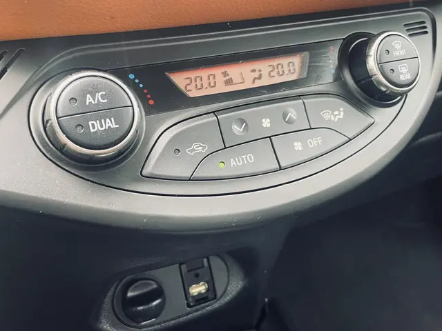 Toyota Yaris 1.0 VVT-i Style 2015 Benzine 9