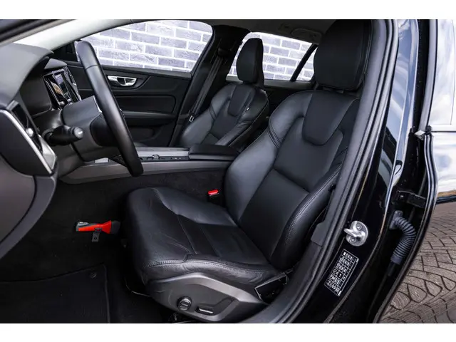 Volvo V60 2.0 B3 Essential Edition 2023 Benzine 7