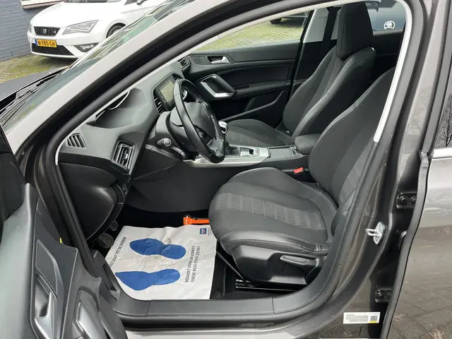 Peugeot 308 1.2 PureTech Allure 2019 Benzine 12