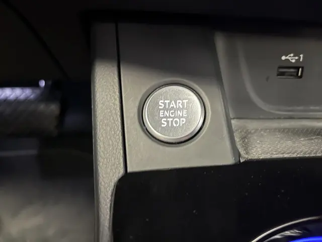 Audi A4 Avant 35 TFSI Launch edition 2020 Benzine 44