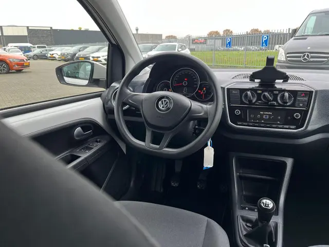 Volkswagen up! 1.0 BMT move up! 2019 Benzine 17