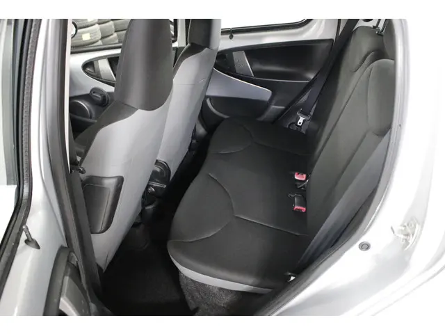 Toyota Aygo 1.0 VVT-i Now 2013 Benzine 6