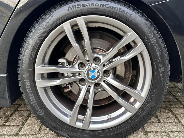 BMW 3 Serie Touring 320i High Executive 2015 Benzine 33