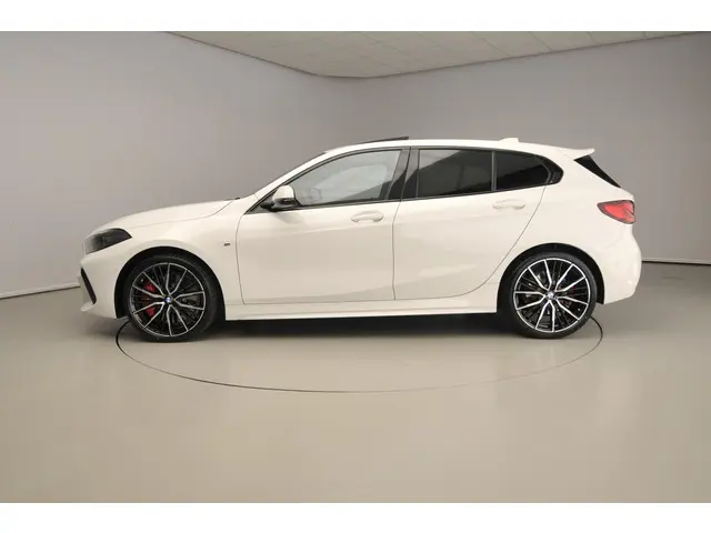 BMW 1 Serie 5-deurs 118i 2024 Benzine 2