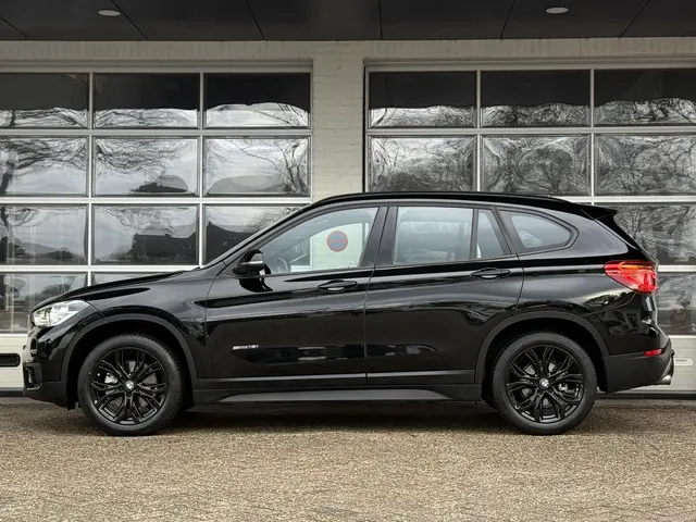 BMW X1 sDrive18i Centennial Executive 2017 Benzine 3