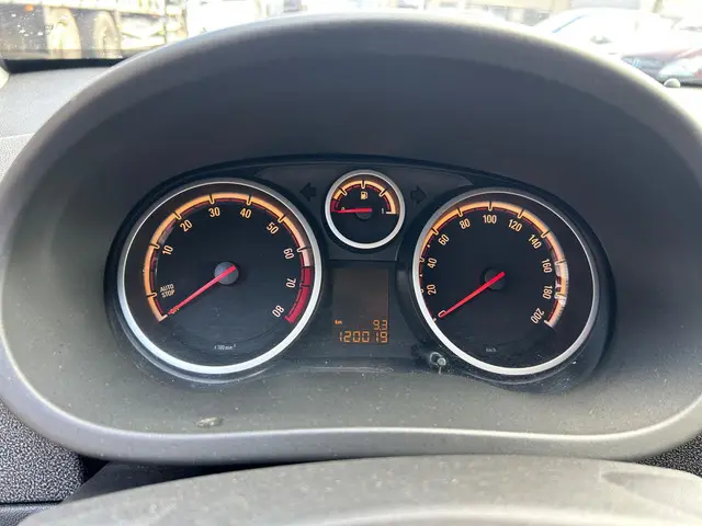 Opel Corsa 1.4-16V Cosmo 2012 Benzine 12