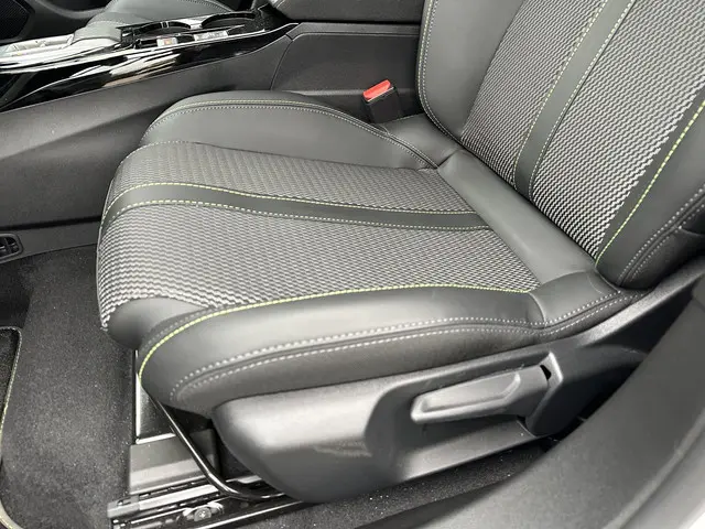 Peugeot 2008 1.2 Hybrid 145 PK GT 2025 Hybride Benzine 12