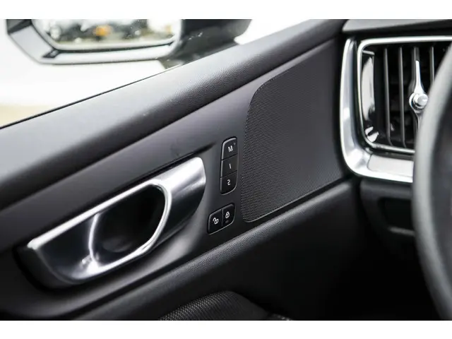 Volvo V60 2.0 B4 Plus Dark 2023 Benzine 30