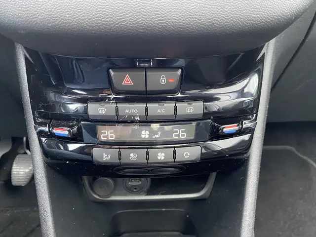 Peugeot 208 1.2 VTi Allure 2013 Benzine 11