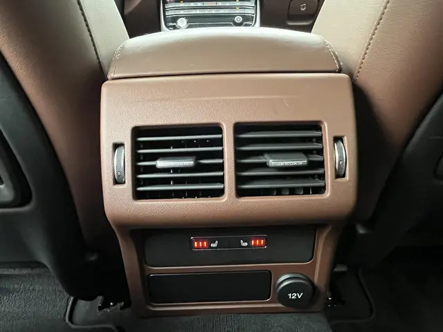 Jaguar XE 2.0 Portfolio 2015 Benzine 31