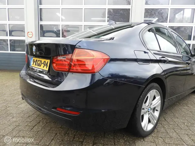 BMW 3 Serie 316i Executive Sport 2013 Benzine 9