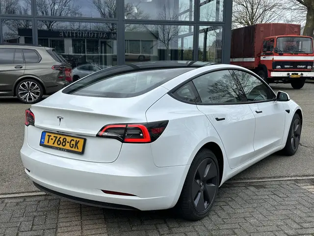 Tesla Model 3 Standard RWD Plus 60 kWh 2023 Elektrisch 4